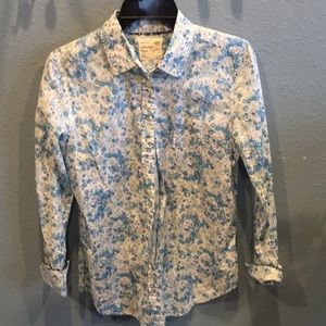 American Eagle blue floral button up blouse